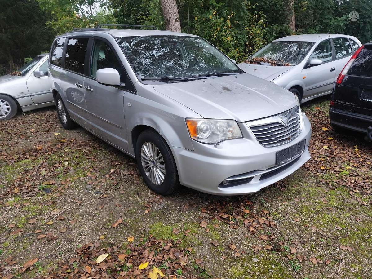 Lancia Voyager dalimis