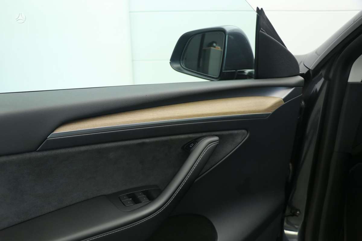Tesla Model Y, 82 kWh, off-road / crossover