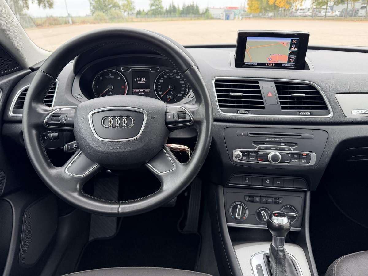 Audi Q3, 2.0 l., off-road / crossover