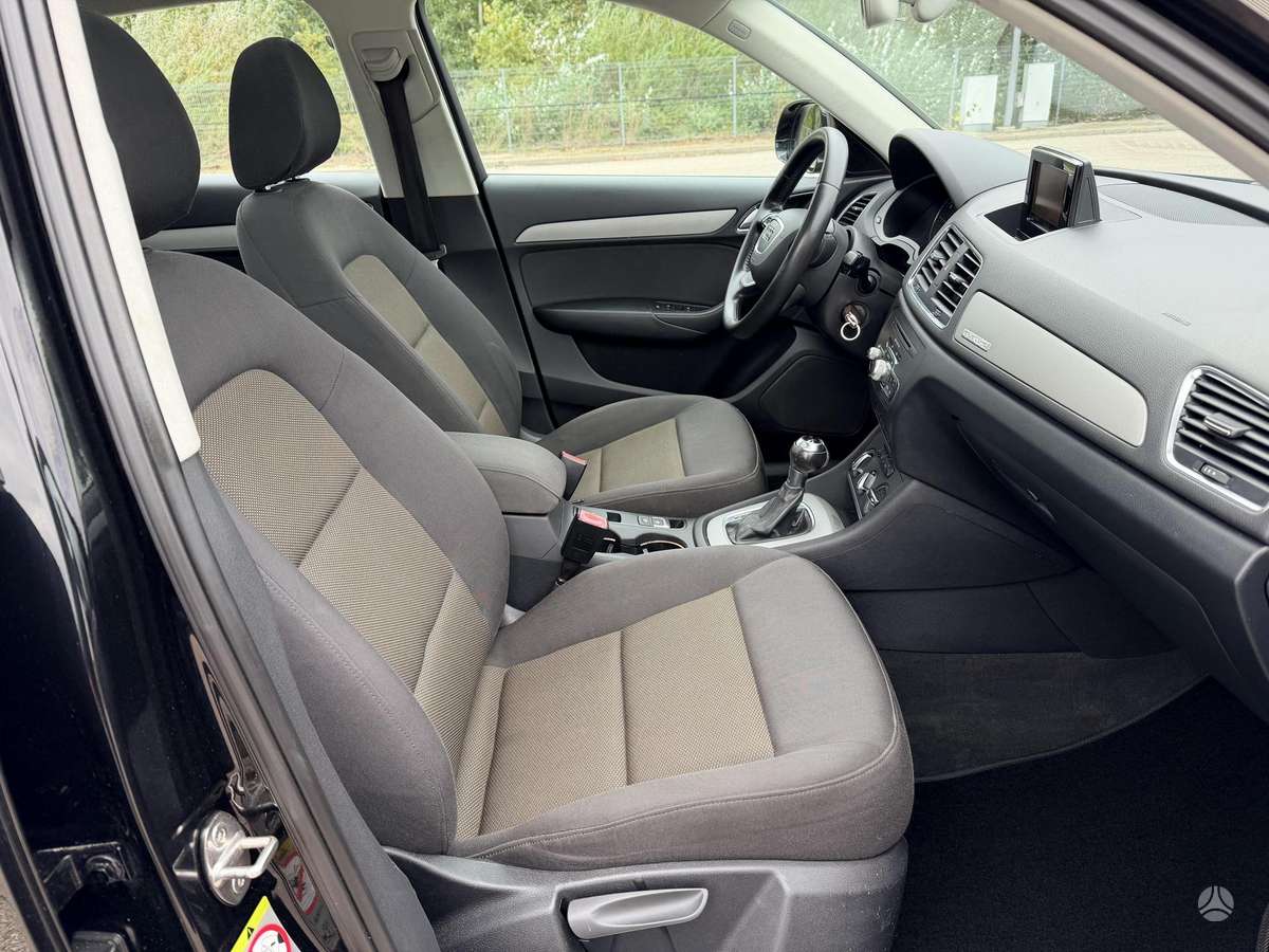 Audi Q3, 2.0 l., off-road / crossover