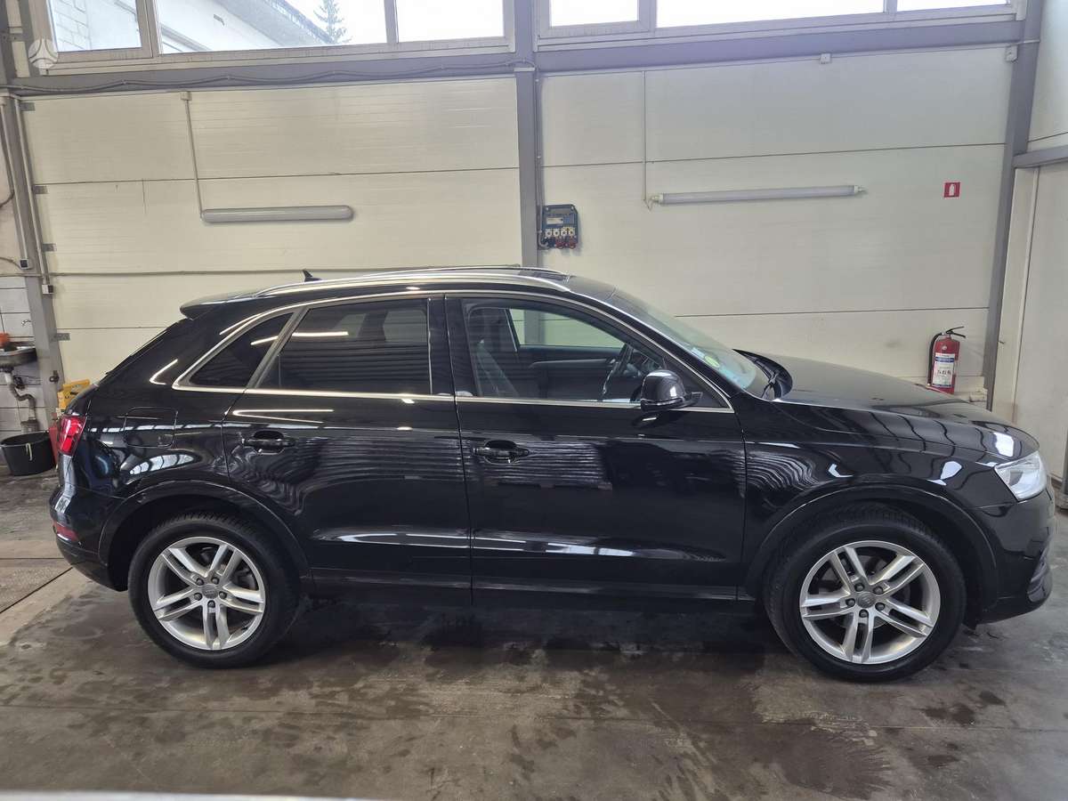 Audi Q3, 2.0 l., off-road / crossover