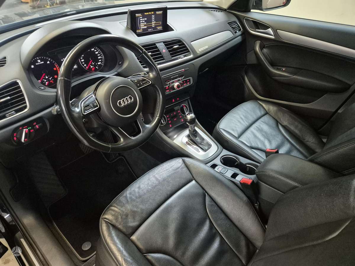 Audi Q3, 2.0 l., off-road / crossover