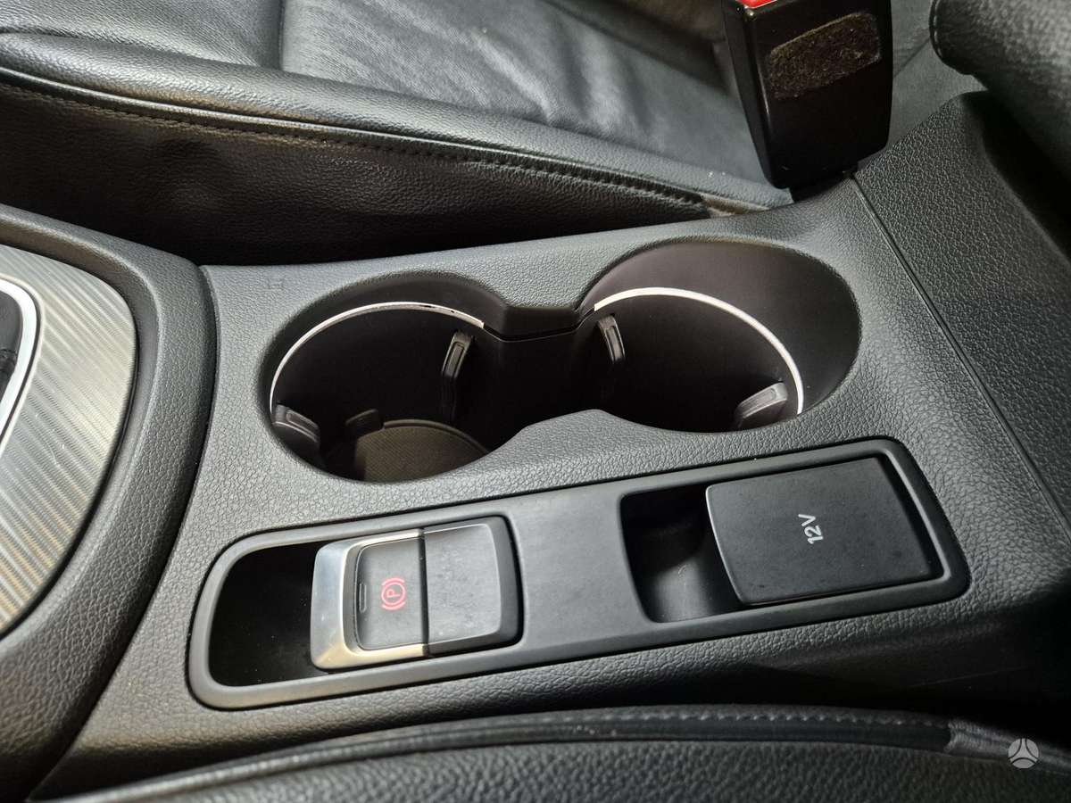 Audi Q3, 2.0 l., off-road / crossover