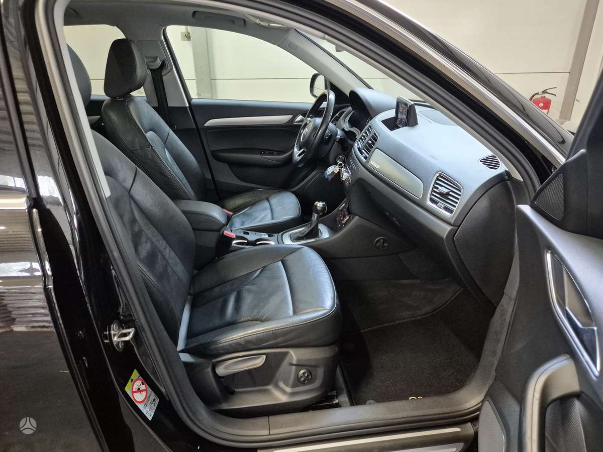 Audi Q3, 2.0 l., off-road / crossover