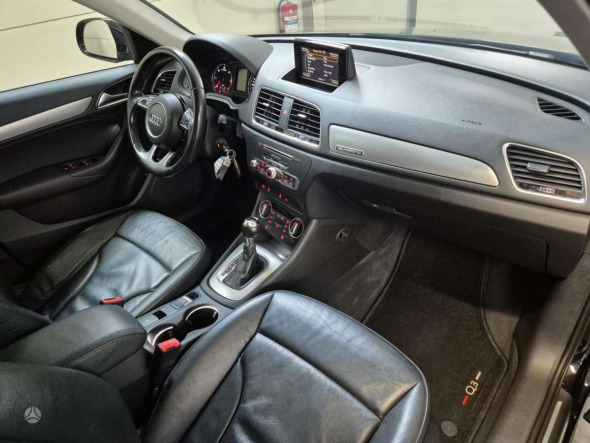 Audi Q3, 2.0 l., off-road / crossover