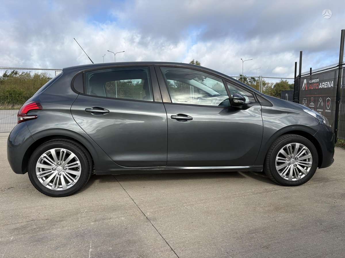 Peugeot 208, 1.2 l., hatchback