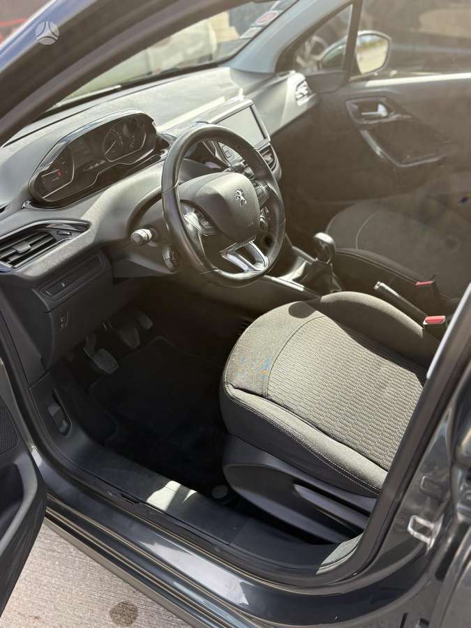 Peugeot 208, 1.2 l., hatchback