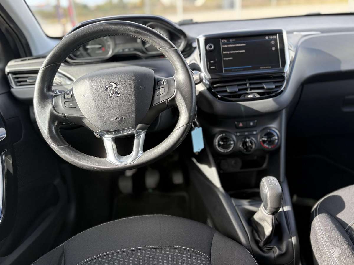 Peugeot 208, 1.2 l., hatchback