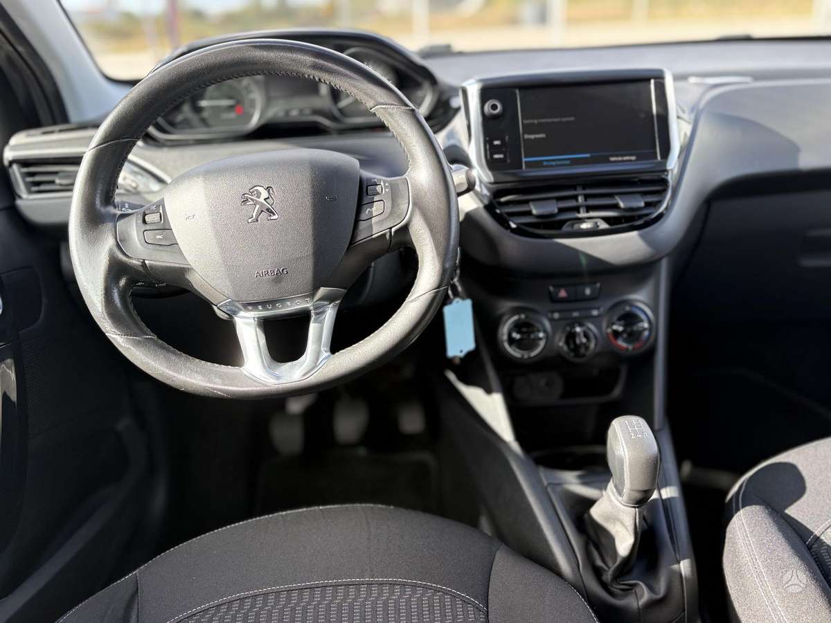 Peugeot 208, 1.2 l., hatchback