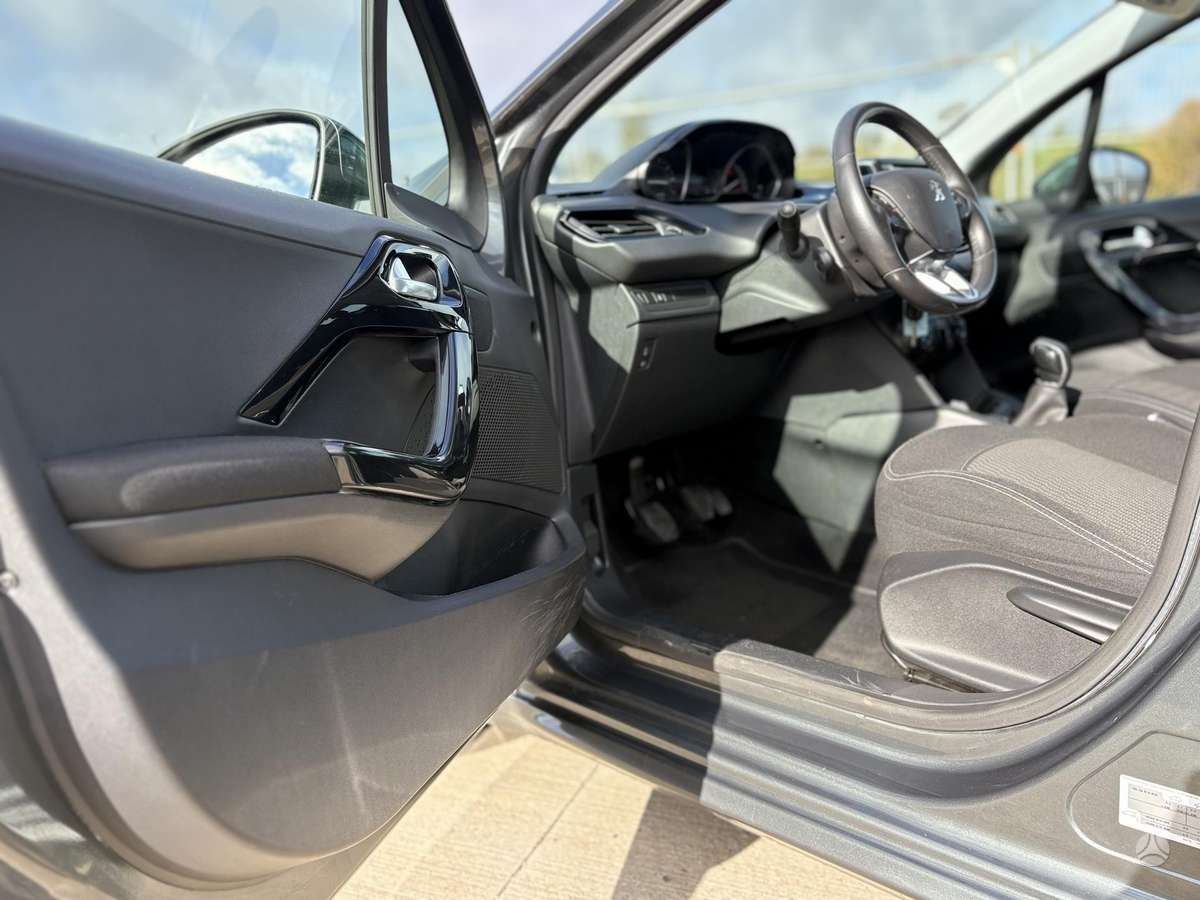 Peugeot 208, 1.2 l., hatchback