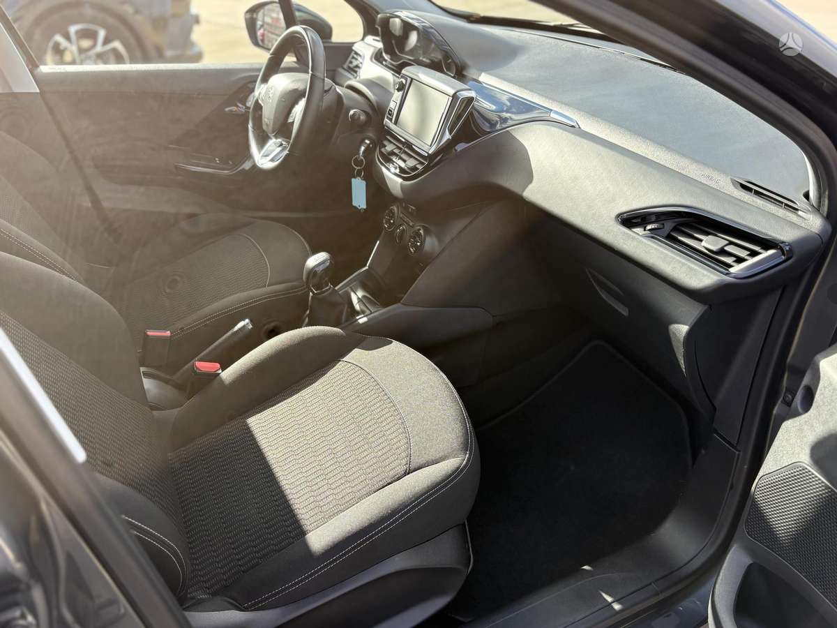 Peugeot 208, 1.2 l., hatchback