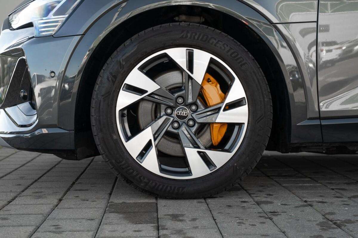 Audi e-tron Sportback, off-road / crossover