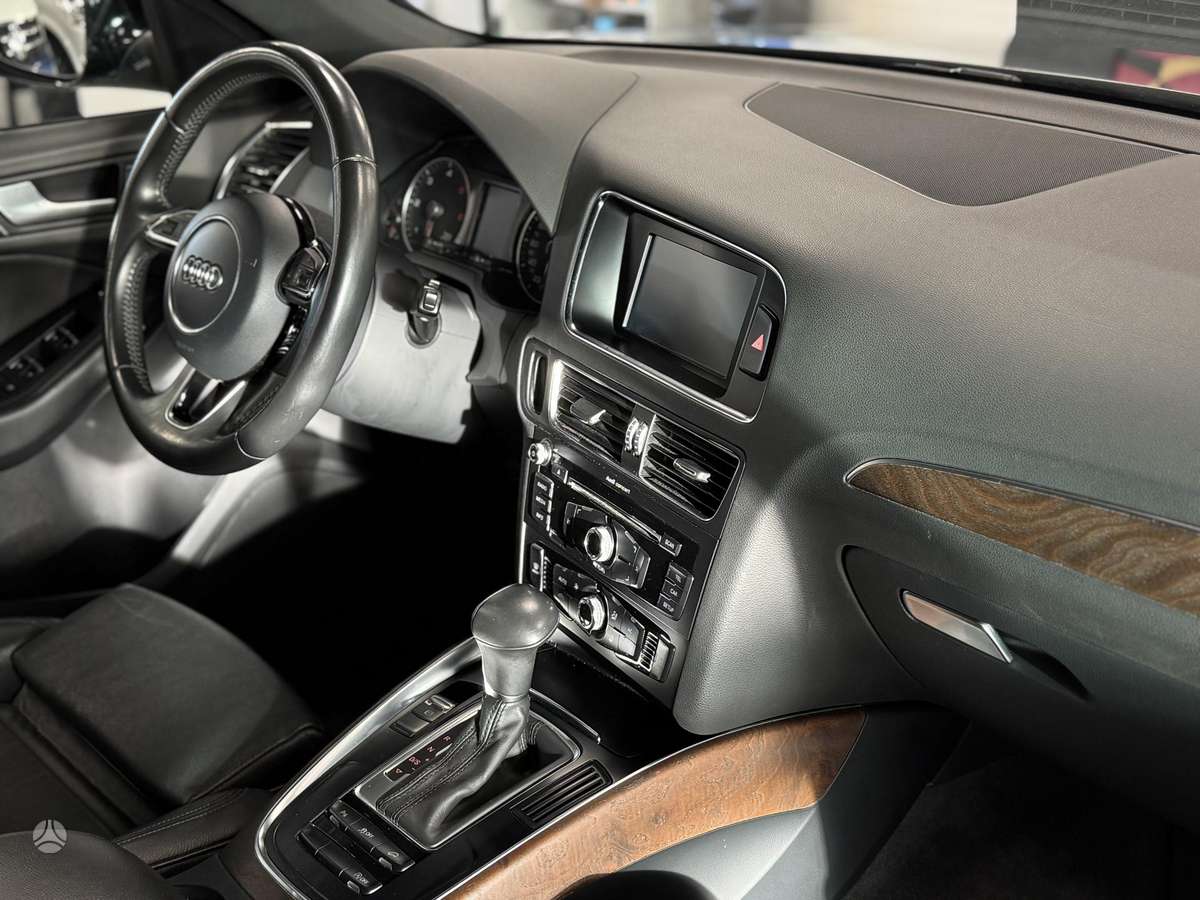 Audi Q5, 2.0 l., off-road / crossover
