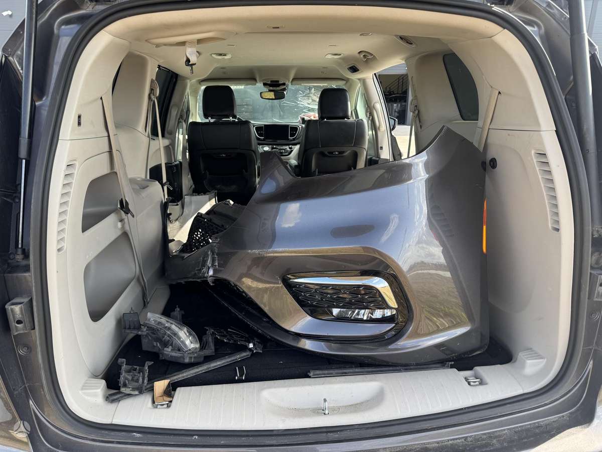 Chrysler Pacifica for parts. Chrysler pacifika dalimis dalis rasite https