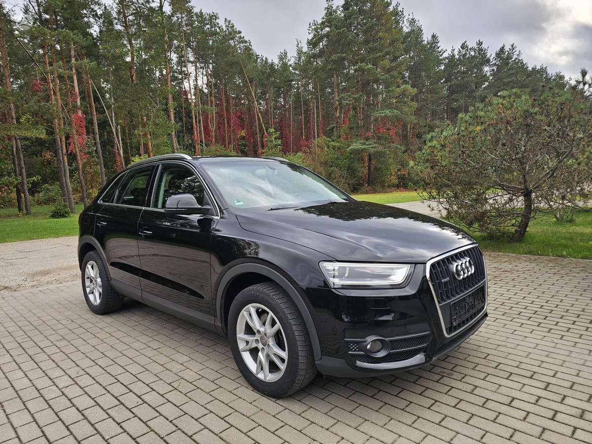 Audi Q3, 2.0 l., off-road / crossover