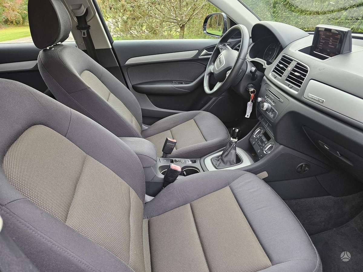 Audi Q3, 2.0 l., off-road / crossover