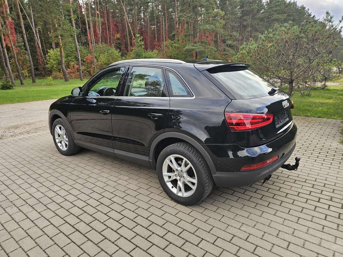 Audi Q3, 2.0 l., off-road / crossover