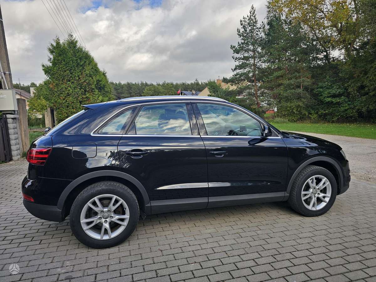 Audi Q3, 2.0 l., off-road / crossover