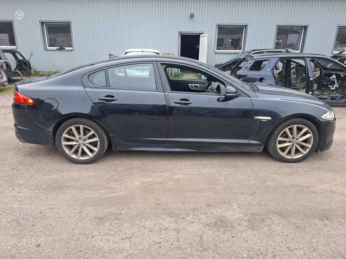 Jaguar XF dalimis. Engine code 224dt color code pec