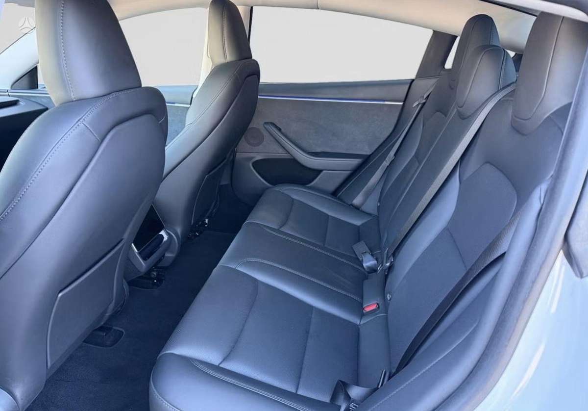 Tesla Model 3, sedanas