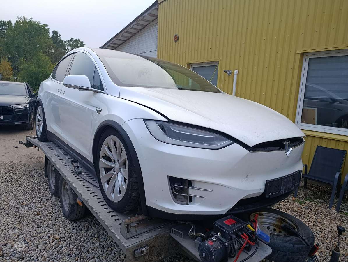Tesla Model X, 75 кВт·ч, Внедорожник / Кроссовер