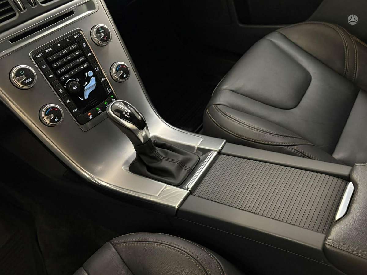 Volvo XC60, 2.4 l., off-road / crossover