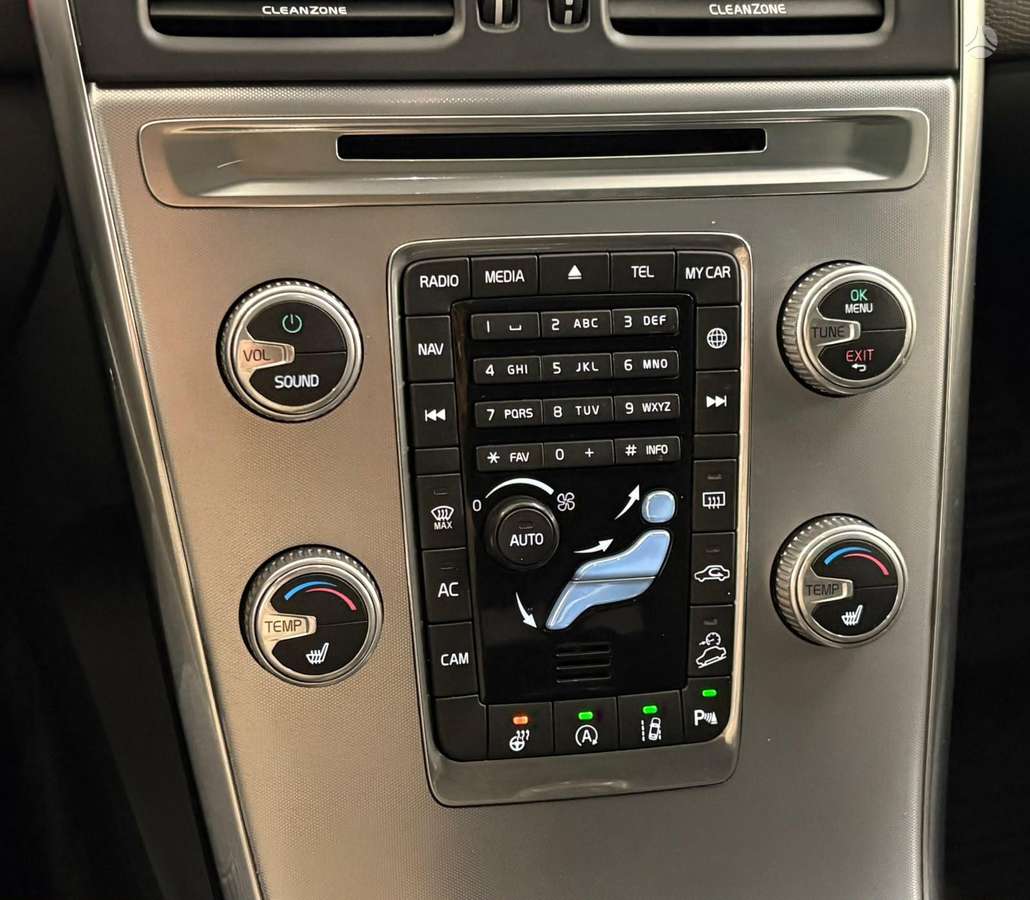 Volvo XC60, 2.4 l., off-road / crossover