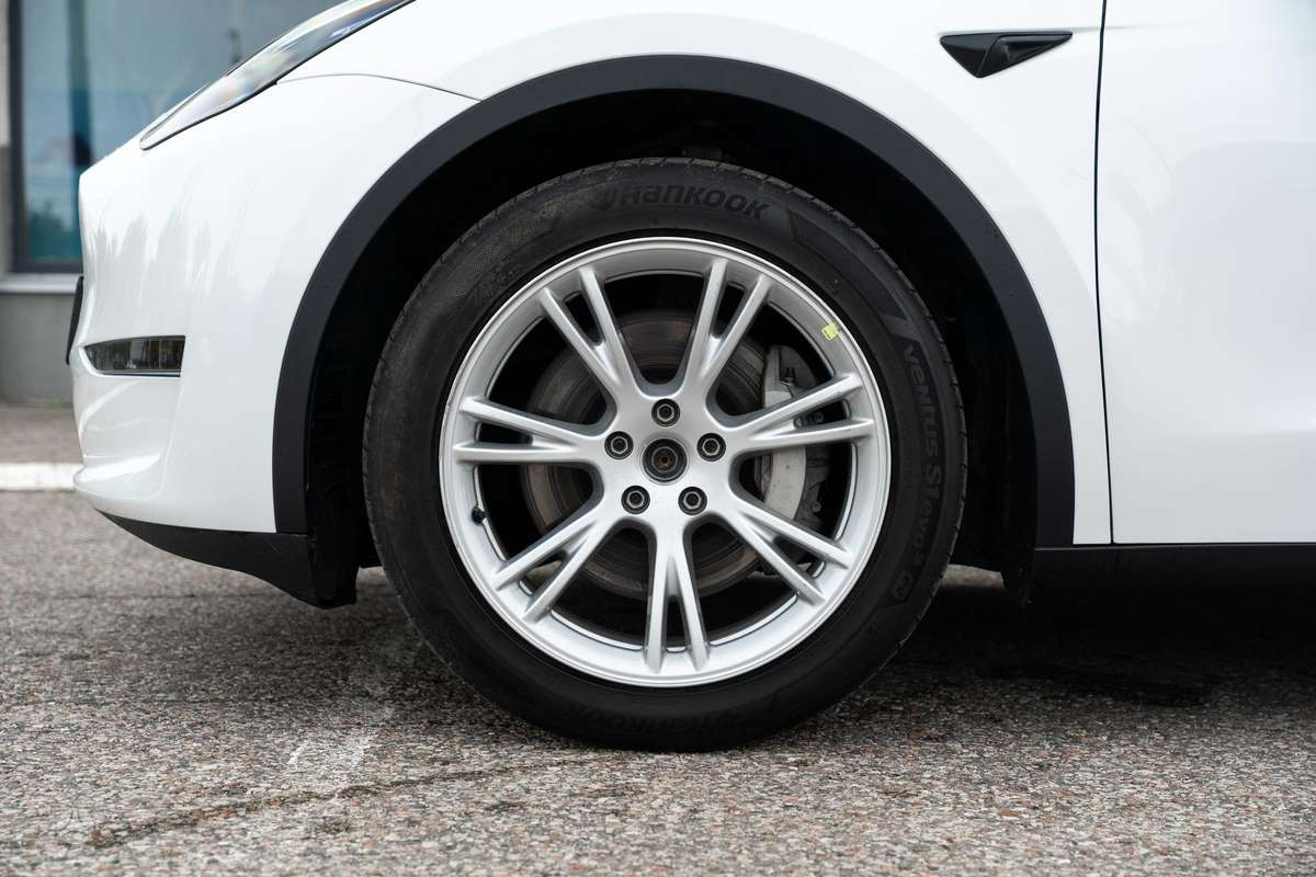 Tesla Model Y, 81 kWh, off-road / crossover