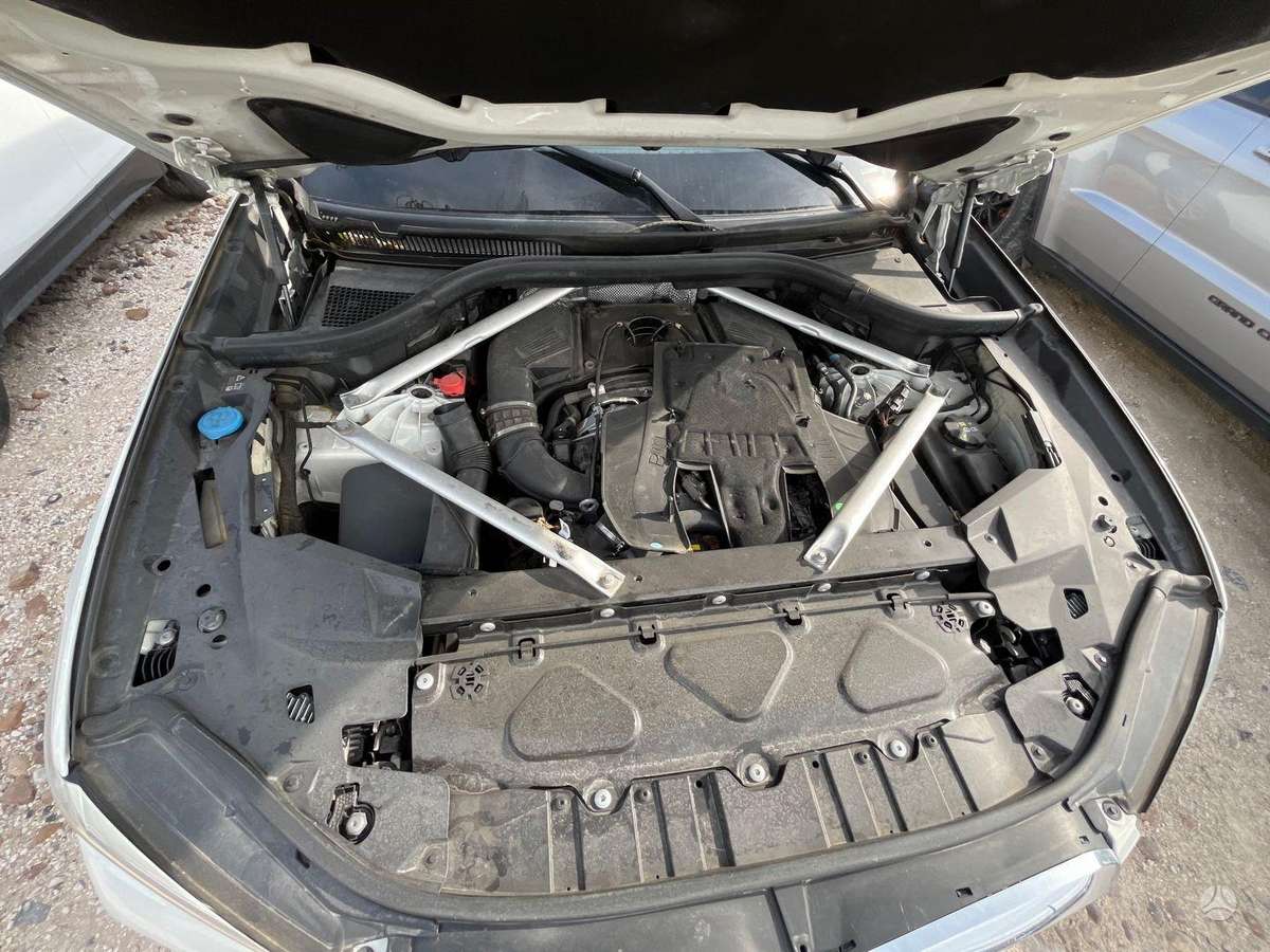 BMW X5 dalimis. 4 4i usa