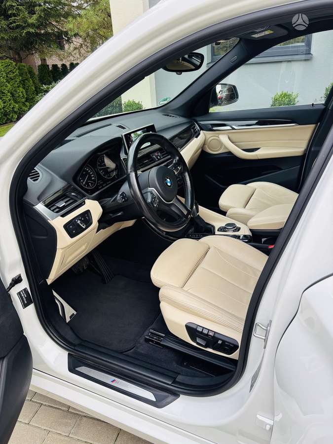 BMW X1, 2.0 l., off-road / crossover
