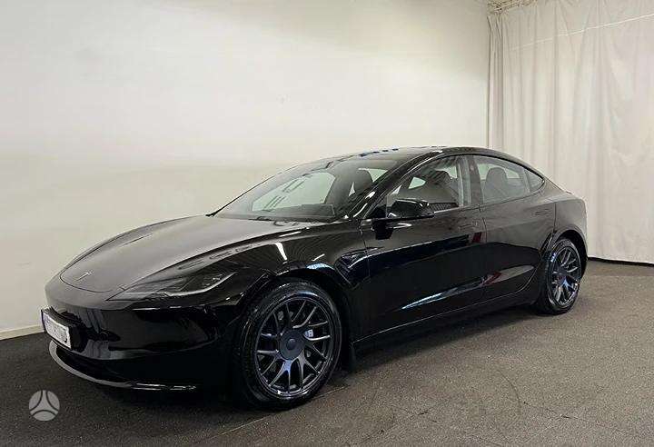 Tesla Model 3, Седан