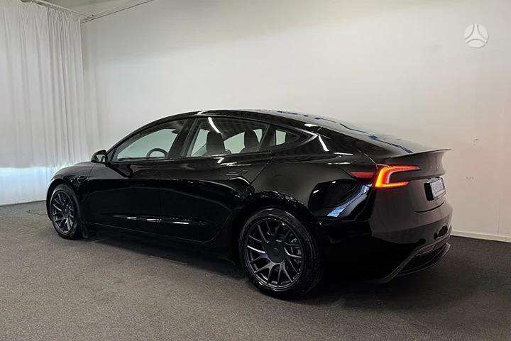 Tesla Model 3, sedanas