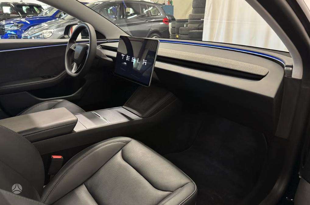 Tesla Model 3, Седан