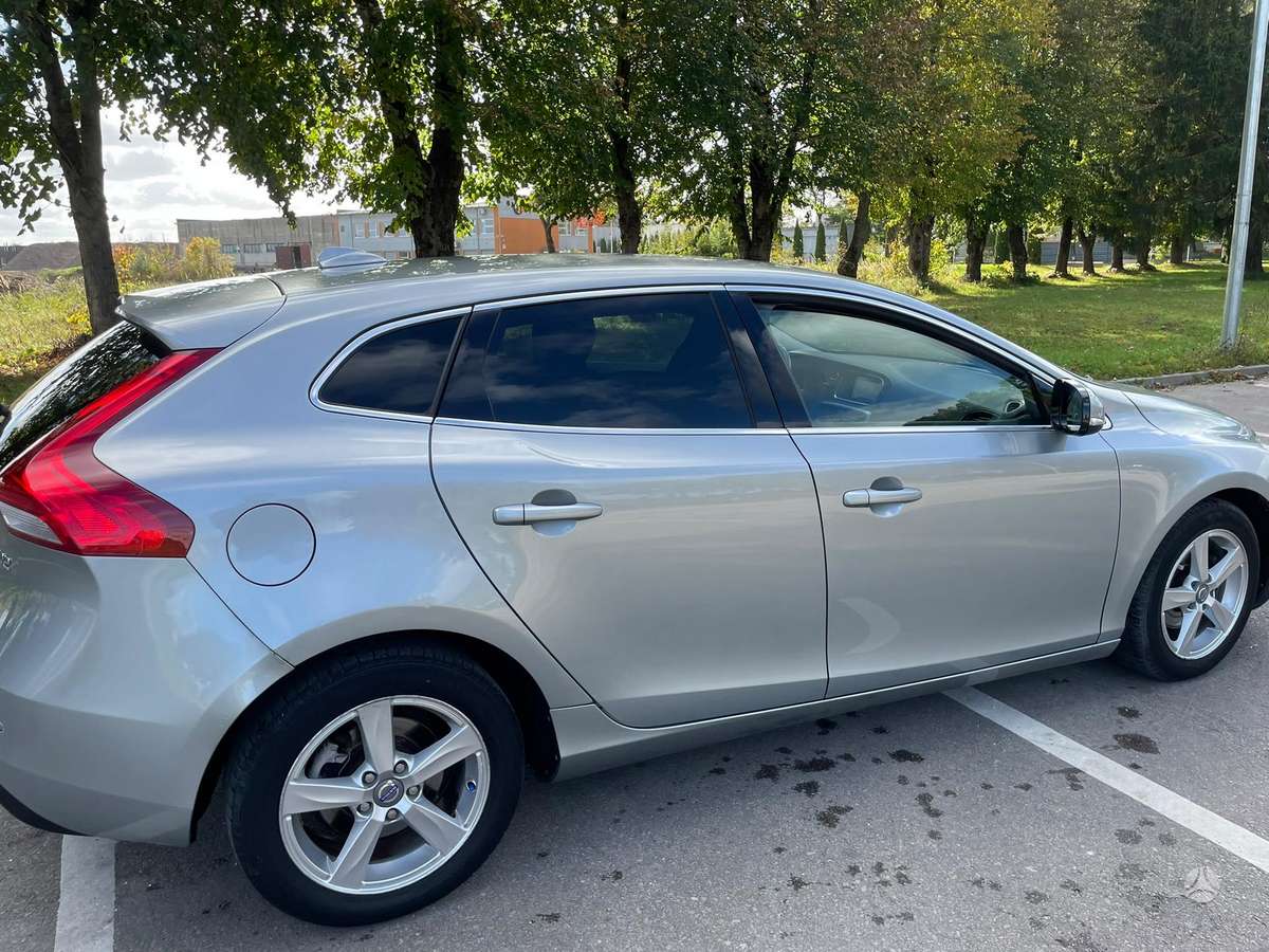 Volvo V40, 1.6 l., hatchback