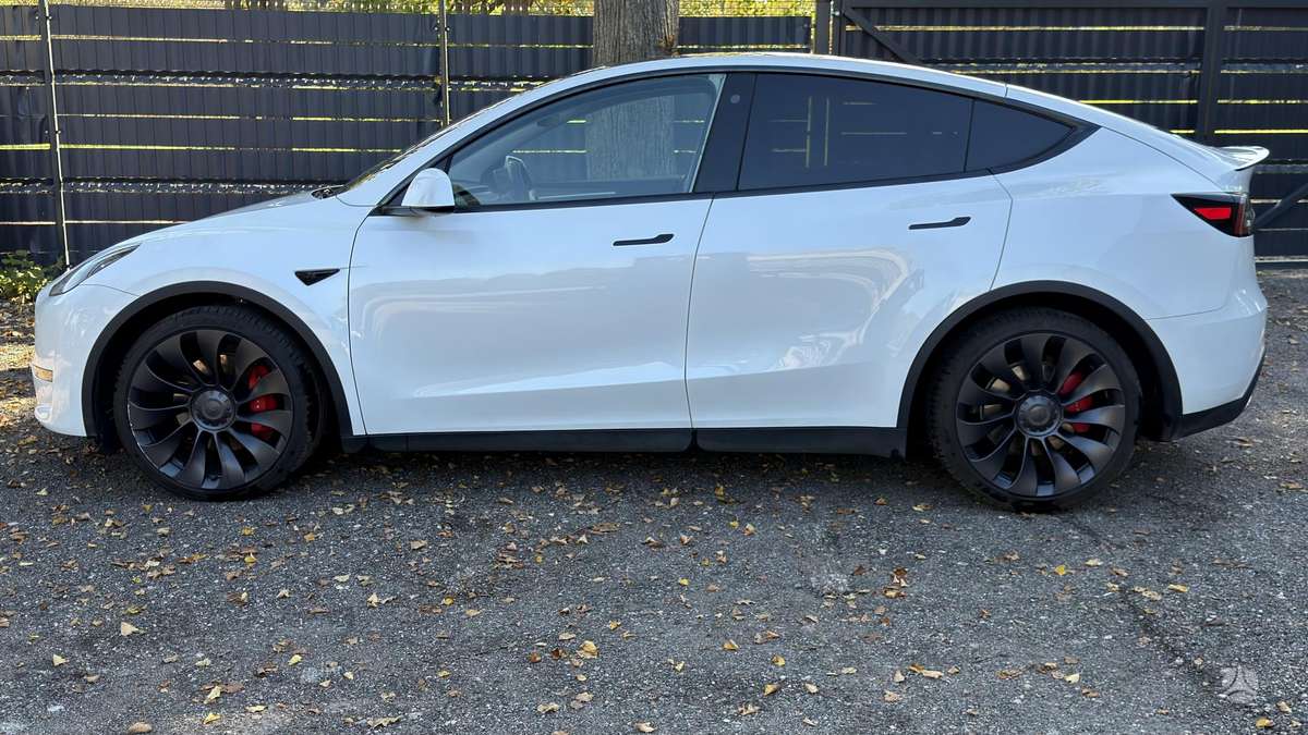 Tesla Model Y, 82 kWh, hatchback