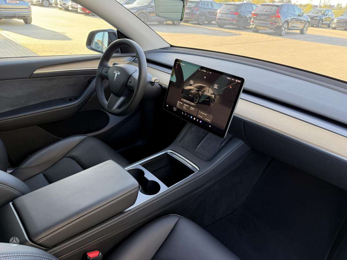 Tesla Model Y, 81 kWh, off-road / crossover
