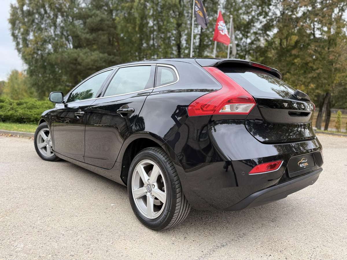 Volvo V40, 1.6 l., hatchback