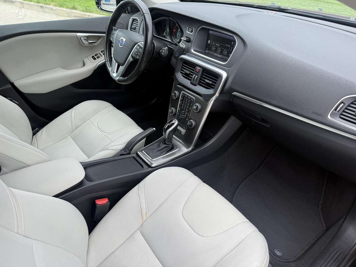 Volvo V40, 1.6 l., hatchback