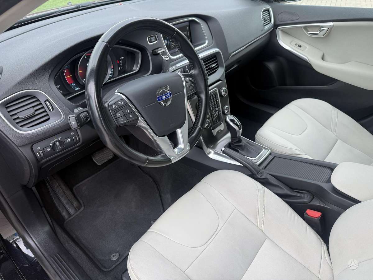 Volvo V40, 1.6 l., hatchback