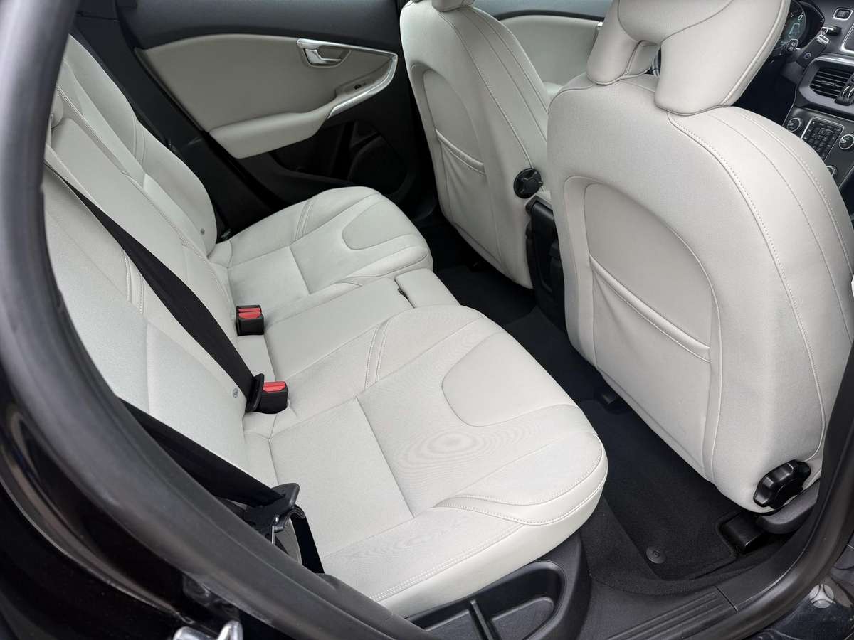 Volvo V40, 1.6 l., hatchback