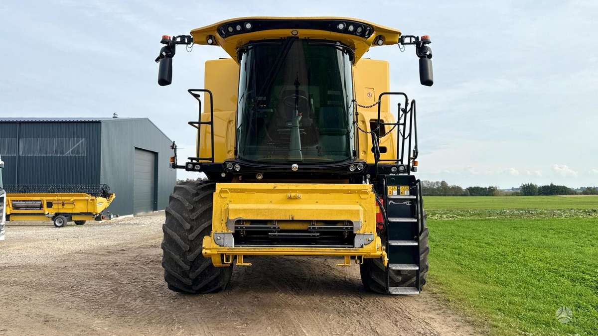 New Holland CX8.90, combine harvesters