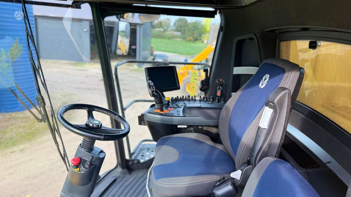 New Holland CX8.90, combine harvesters