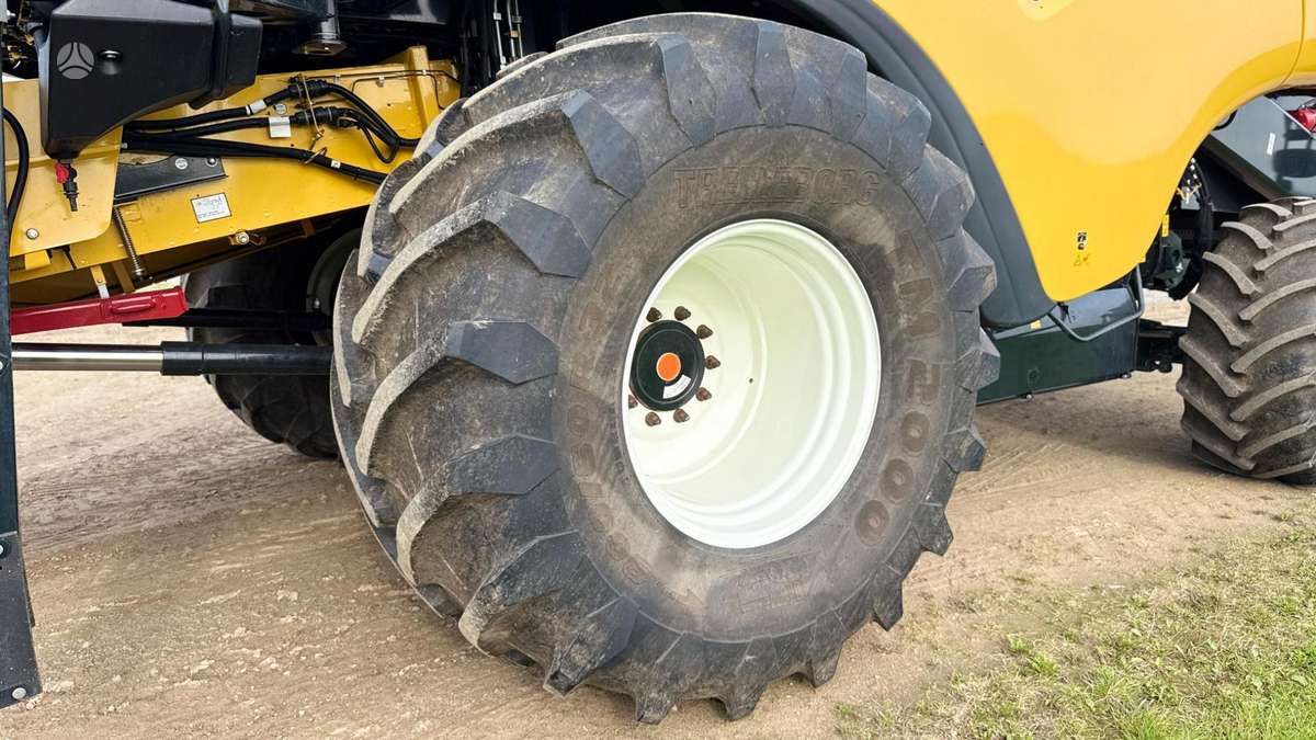 New Holland CX8.90, combine harvesters