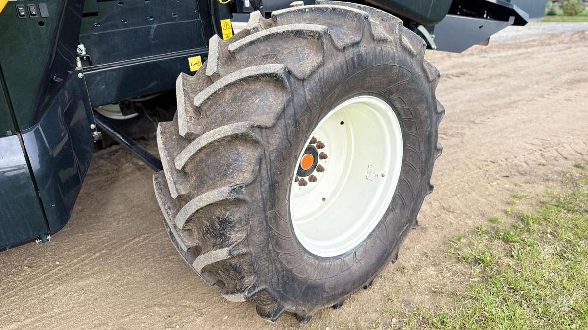 New Holland CX8.90, combine harvesters
