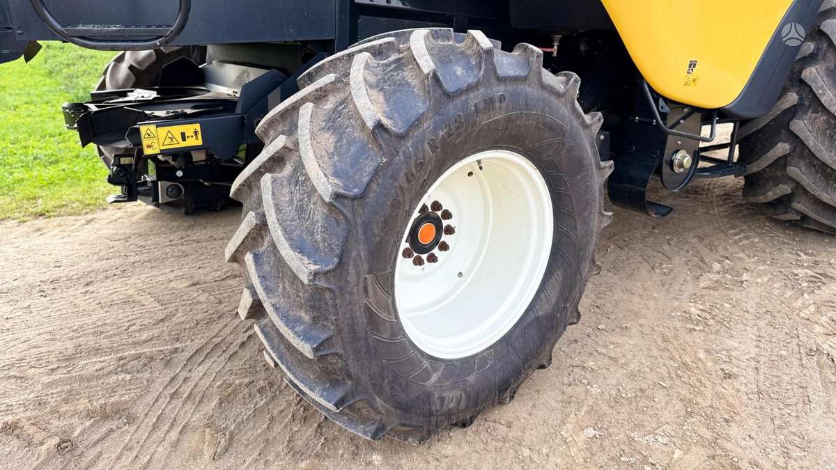 New Holland CX8.90, combine harvesters