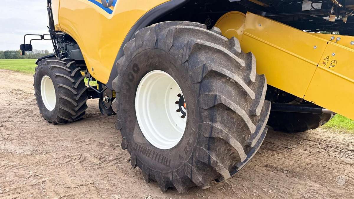 New Holland CX8.90, combine harvesters