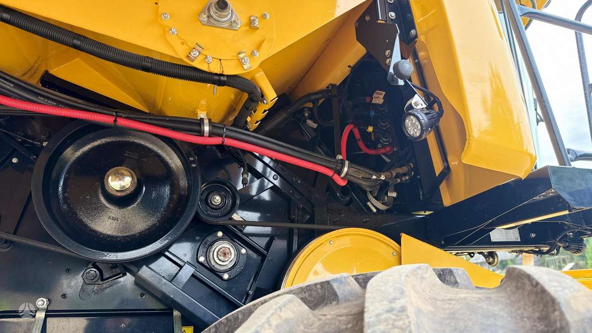 New Holland CX8.90, combine harvesters