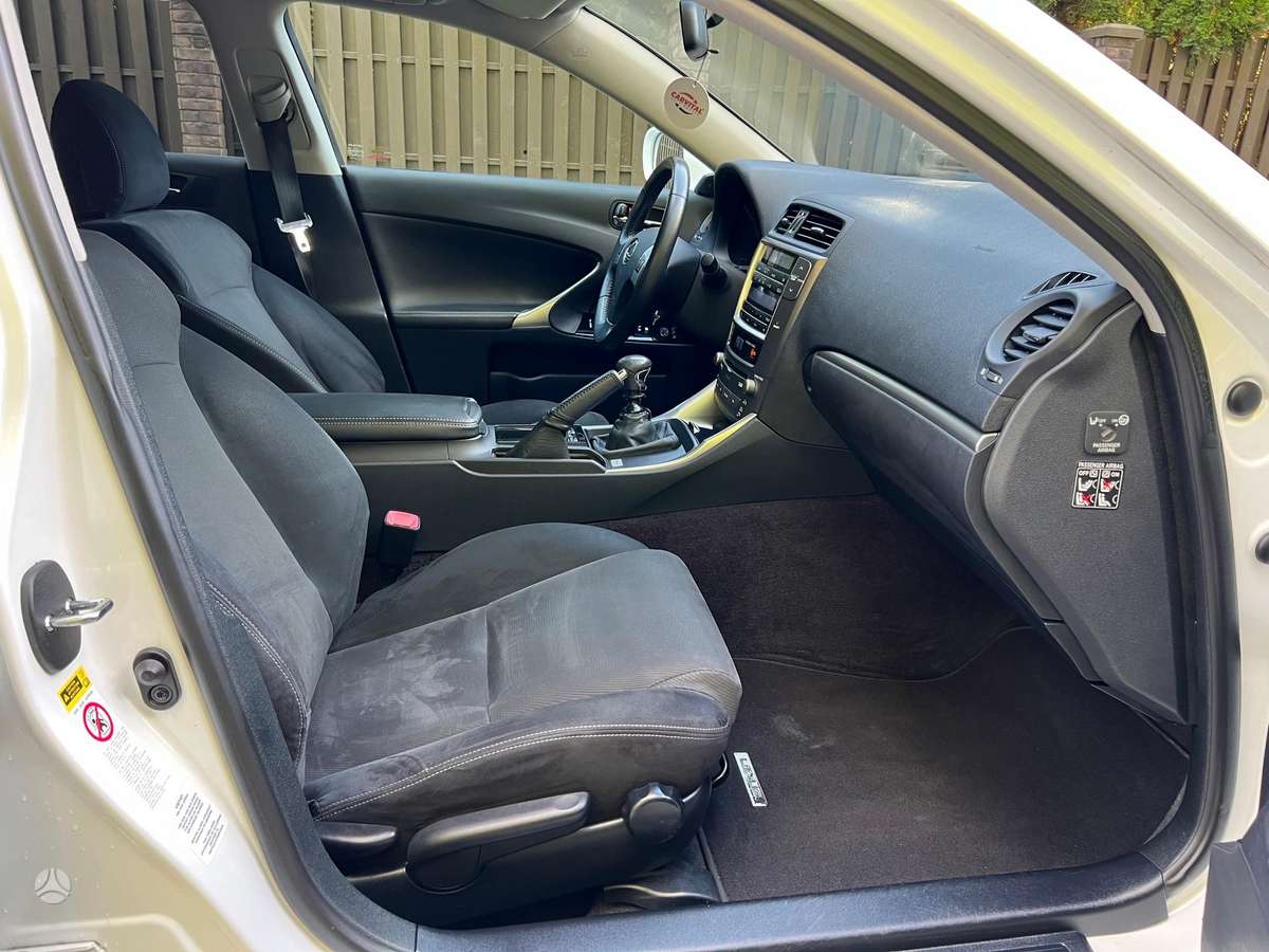 Lexus IS 220, 2.2 l., sedanas