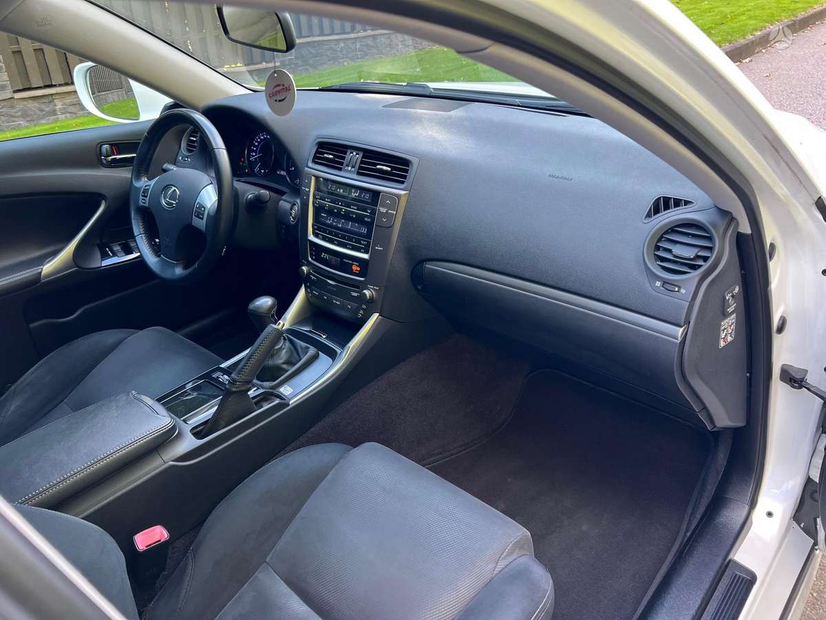 Lexus IS 220, 2.2 l., sedanas
