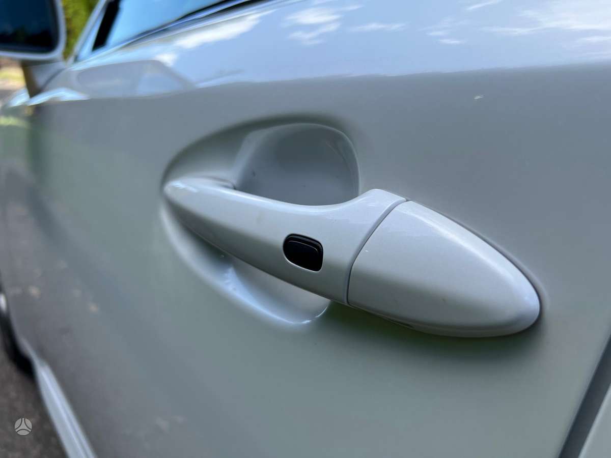 Lexus IS 220, 2.2 l., sedanas
